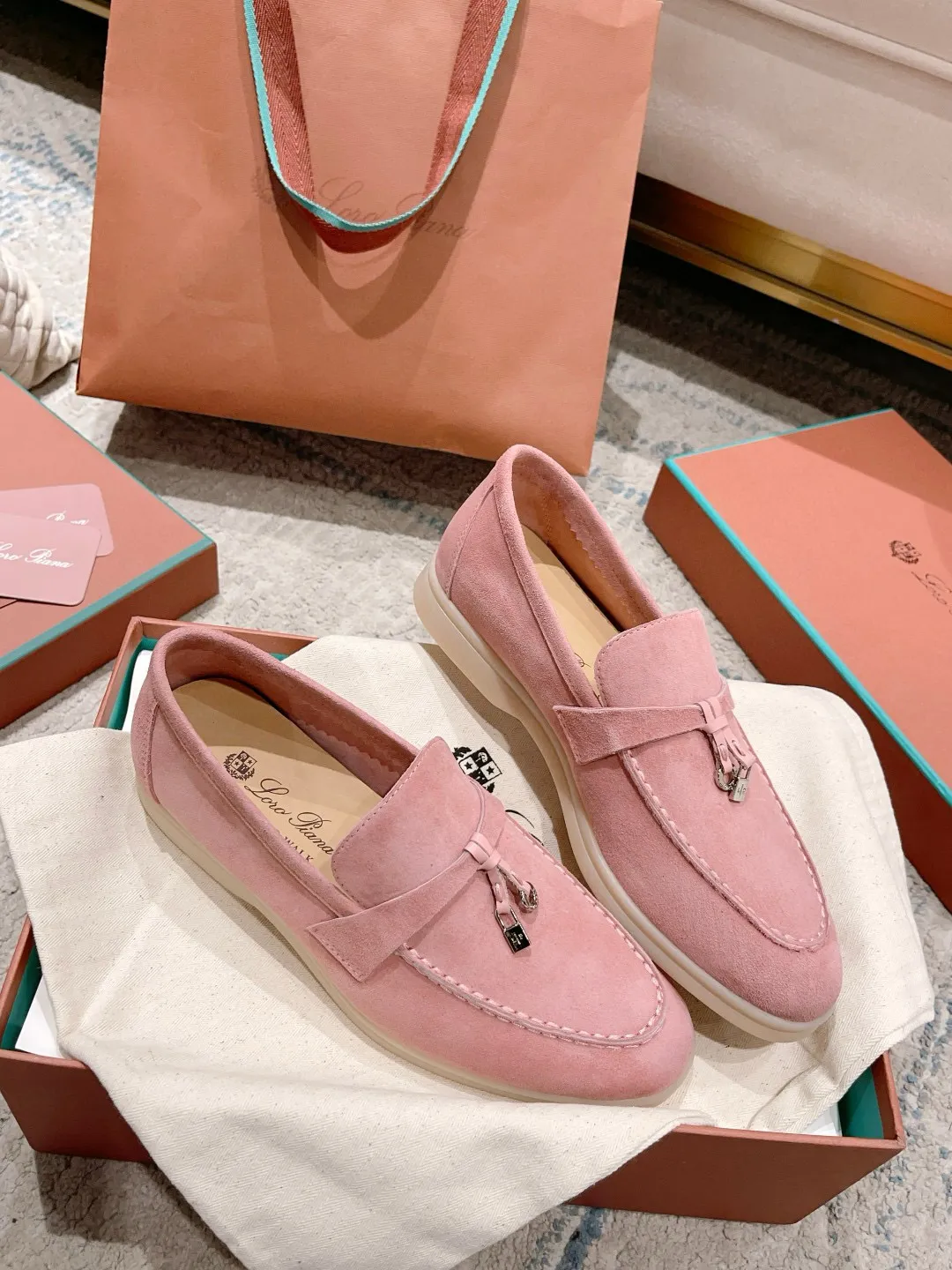 Factory price: 520💰4050 new color. Original purchase, 1⃣️: 1⃣️ folded and developed, Loro Piana professional model to try on feet, quality purchase level, flash sale of common products on the market, welcome to compare, original packaging. Fabric: Imported from Italy🐑High mercerized shearling, Lining: Hand-sewn mark thread in water-dyed cowhide imported from Italy🧵, high-end and elegant. Comfortable on the feet. Size: Women's 35-42 (41, 42) customized, non-returnable, men's 38-45 (46, 47, 48) customized, non-refundable. Fashionable boutiques that you can’t miss, a must-have item